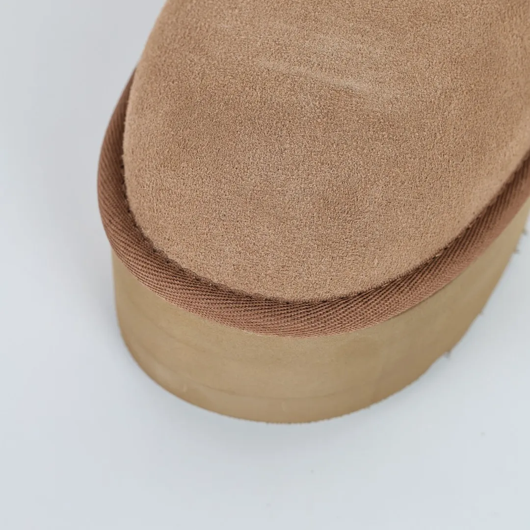 Pick up locally 💰580 Core recommended good price It is a very suitable choice for home furnishings. In the new year, uug launched a series of styles, which are partial to the preferences of young consumers and have also moved to the forefront of fashion trends. Shoe body material: water-repellent coated suede upper, 17 mm UGGPURE™ implantable wool insole, lightweight non-slip and comfortable rubber outsole, with brand LOGO and trademark, with full packaging Size: 35 36 37 38 39 40